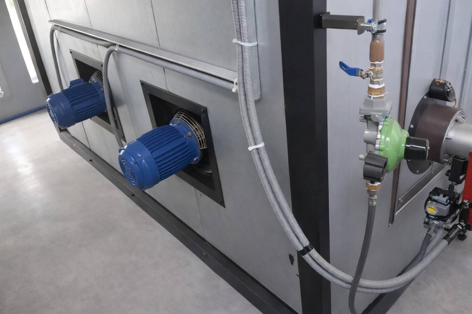 Ventilateurs de brassage installés sur un four industriel REVEXIA