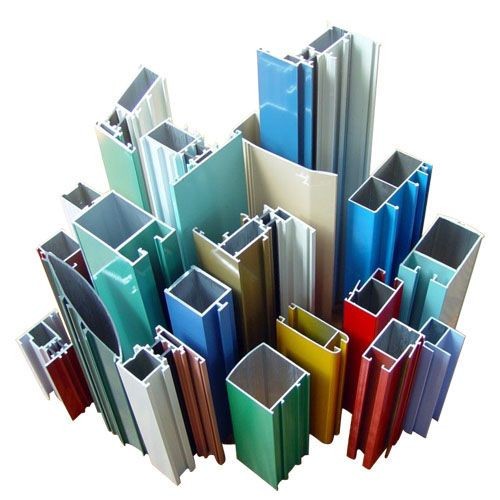 Échantillons de profilés en aluminium extrudé thermolaqués aux teintes et formes variées.